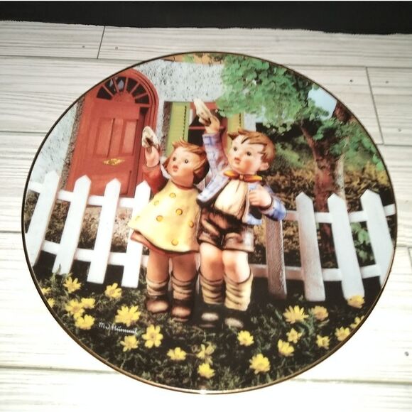 Vintage Danbury Mint MJ Hummel Collectible Boy and Girl Plates Set Of 3 - Picture 7 of 10